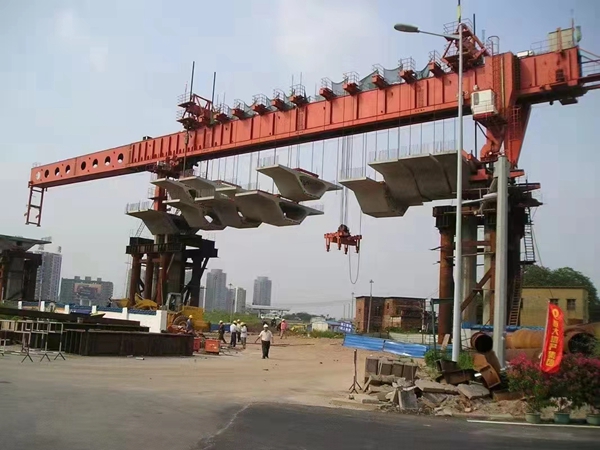 廣州32-900噸節(jié)段拼架橋機(jī) 廣州32-900噸節(jié)段拼架橋機(jī)