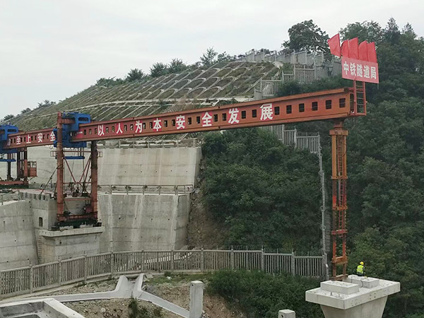50-450噸自平衡過跨架橋機